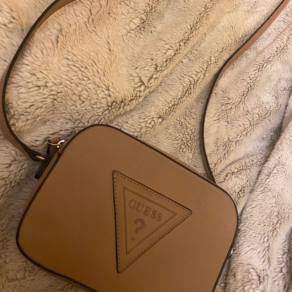 GUESS cross body 💓 Willing to accept any offer !